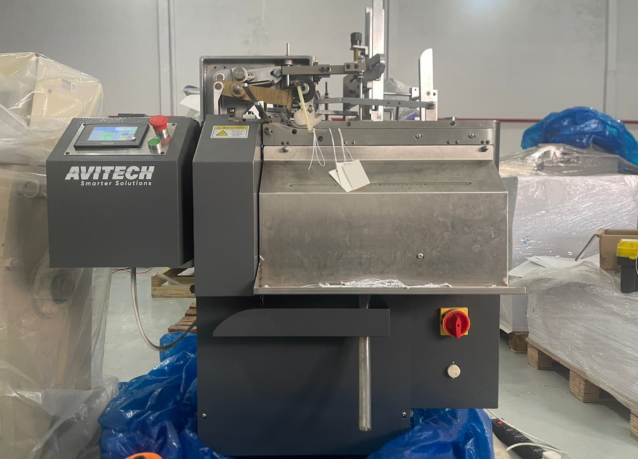 M&aacute;y xỏ d&acirc;y thẻ treo tự động