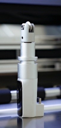 Dao cấn b&aacute;nh xe lăn