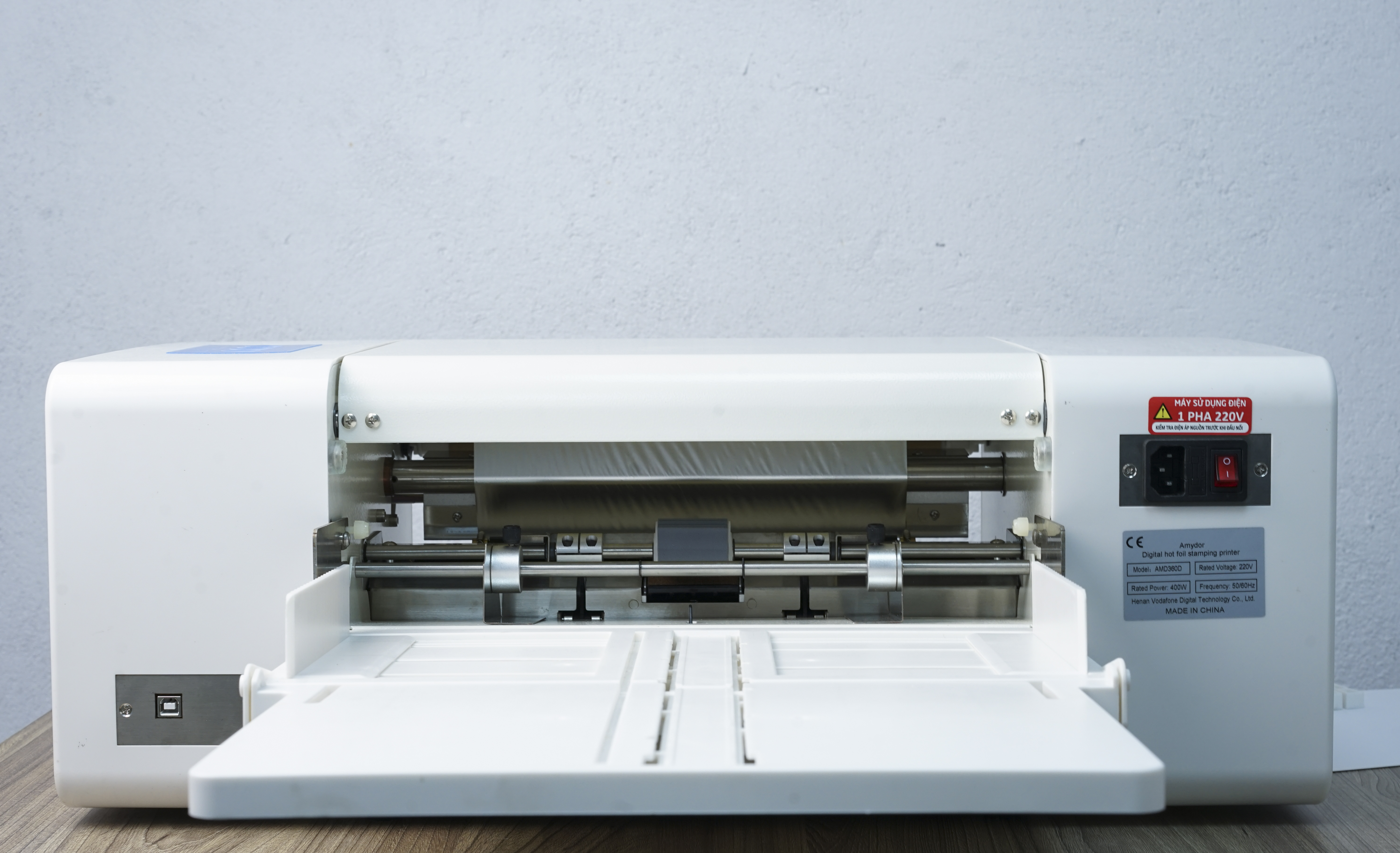 Th&agrave;nh phẩm in &eacute;p nhũ từ m&aacute;y Amydor sắc n&eacute;t tr&ecirc;n giấy mỹ thuật